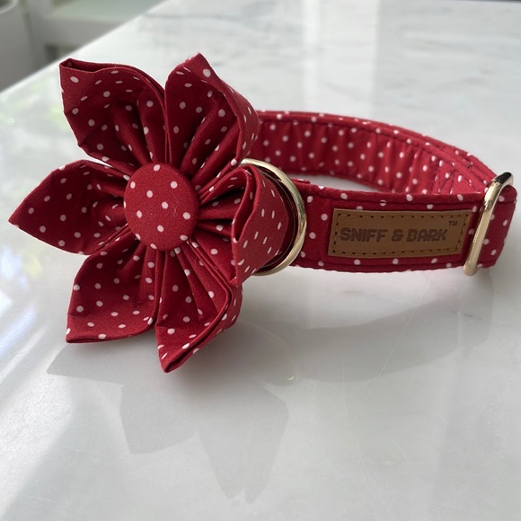Sniff & Bark dog collar | MEDIUM | red polka dot print w/ removable large flower - Picture 1 of 7